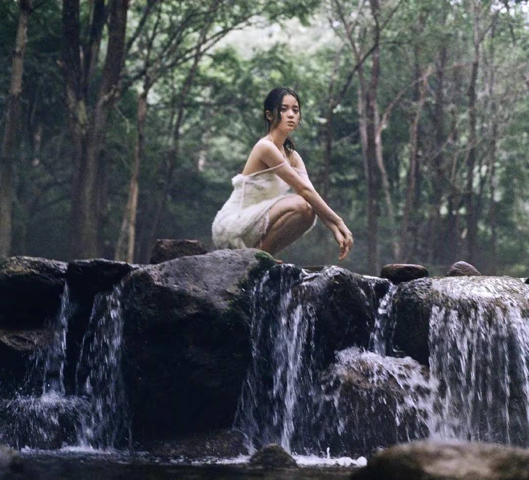 欧阳娜娜性感白裙,跪坐水中,眼神魅惑,女人味十足_身材_短裙_留言