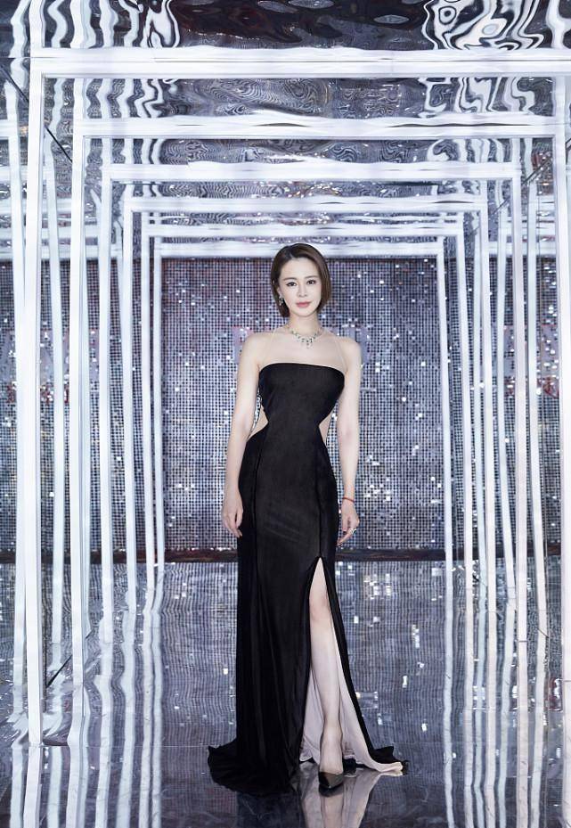 关悦佟大为真是模范夫妻,站一起也手拉手,穿挂脖裙不像当妈的人_礼服