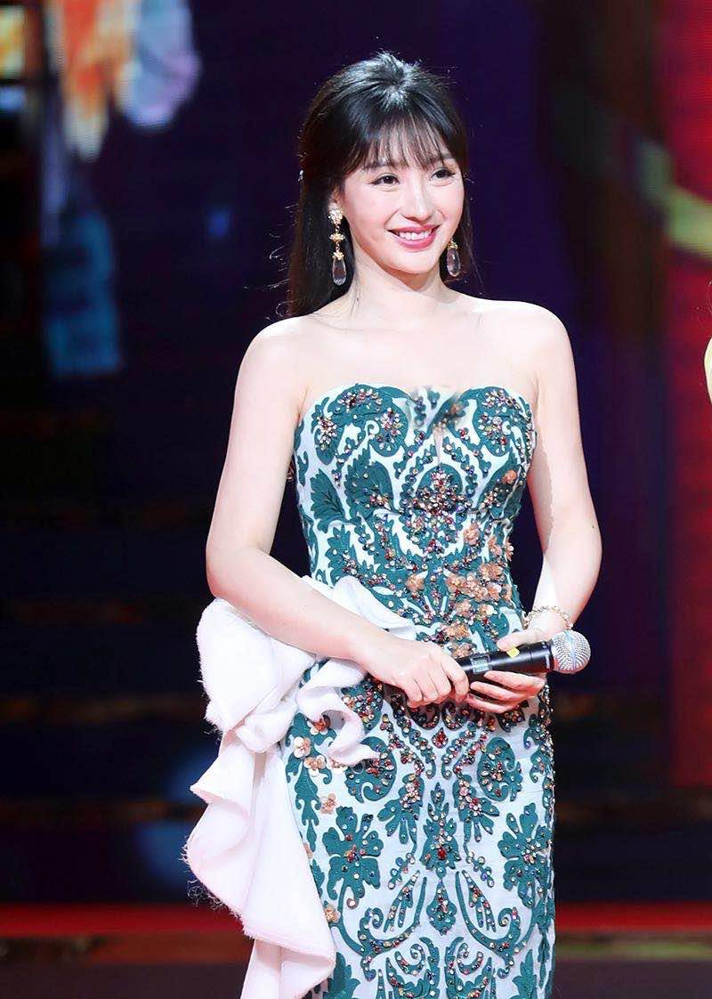 柳岩不愧是"时尚女神",穿一字肩礼服秀身材,凹凸感真惹人羡_设计_裙子