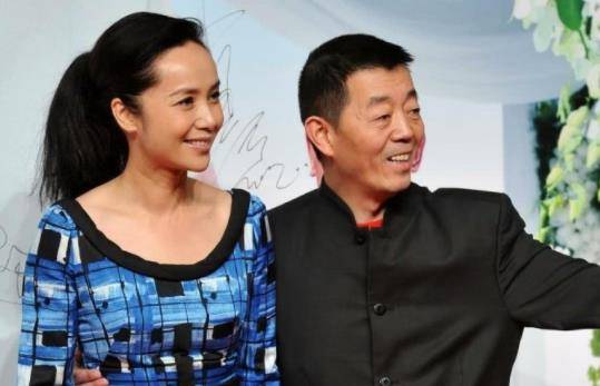 50岁蒋雯丽一家近照,老公的基因太强大,小儿子长相一言难尽_姜文丽