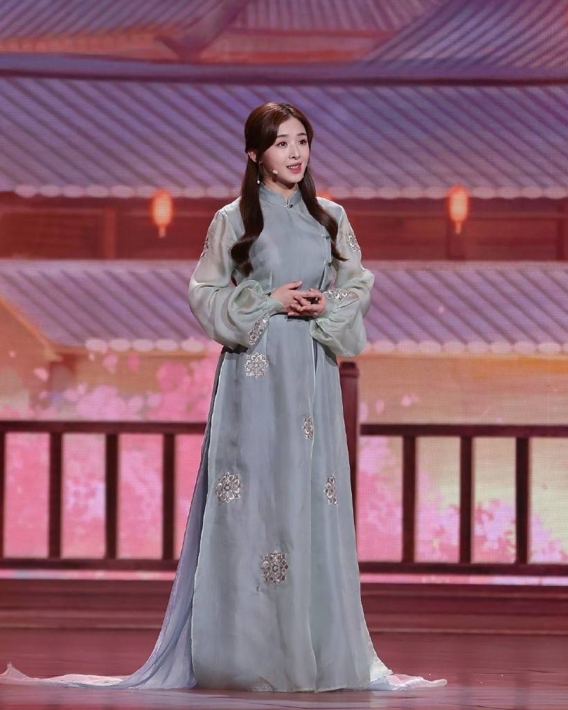 除了王心凌之外,张含韵的造型也有些翻车,虽然选择了符合节日的偏古装