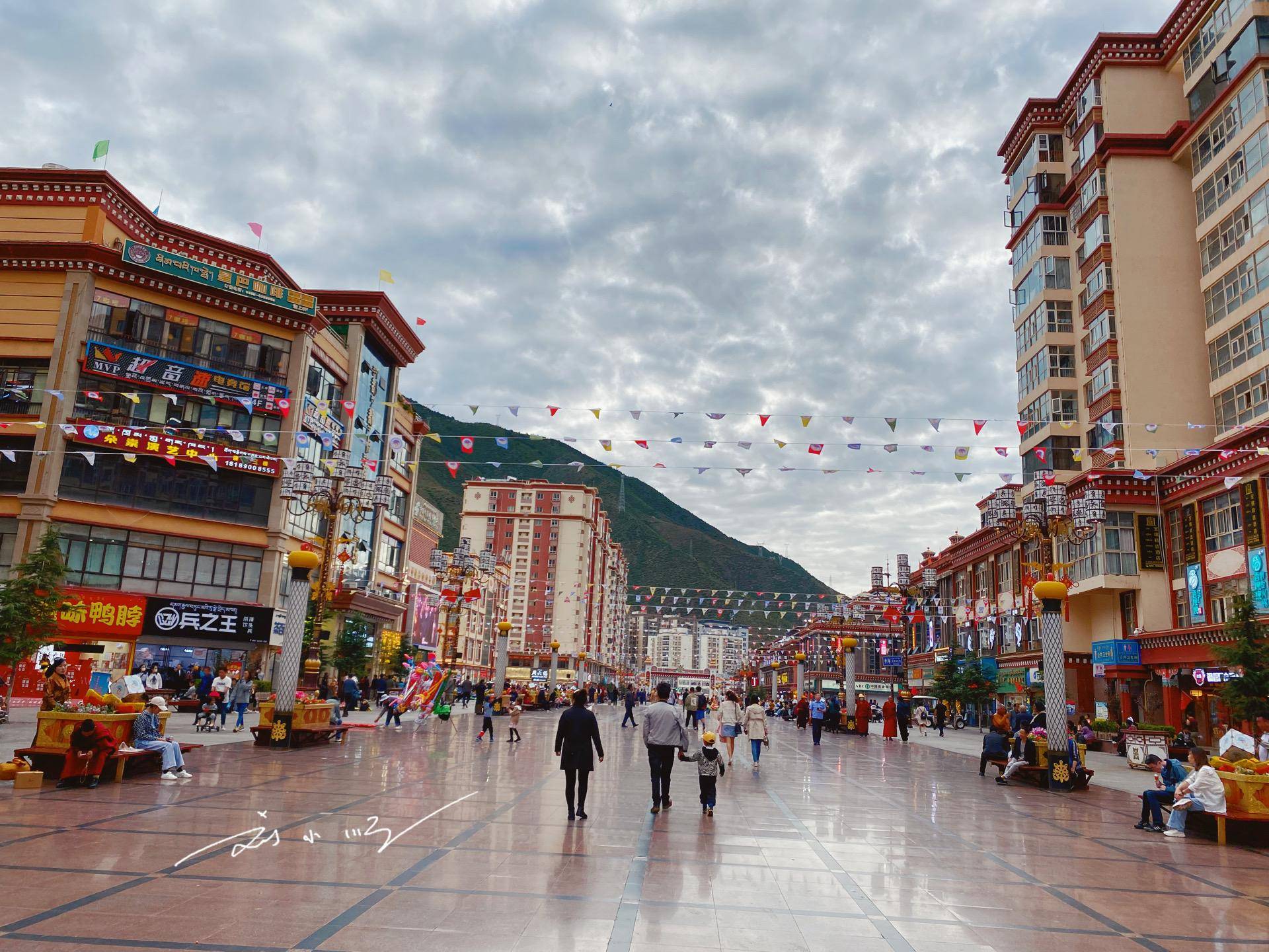 实拍西藏东部昌都市，高楼林立，既传统又现代，已成热门旅游城市