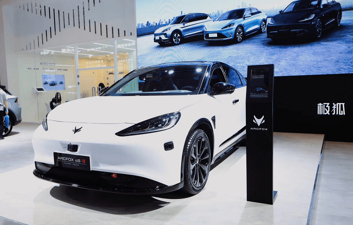 昆明车展星光闪耀极狐阿尔法s全新hi版吸睛无数