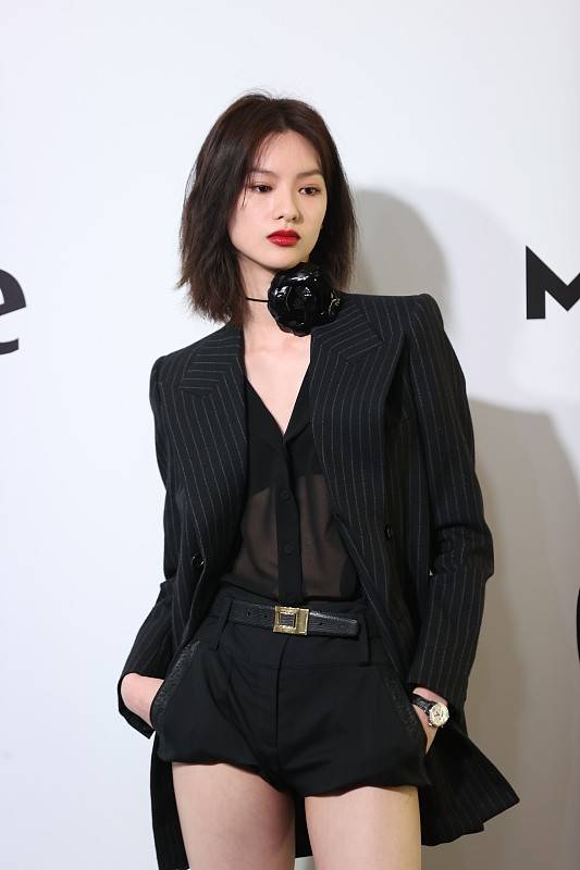 邱天是不是瘦过头了,穿吊带裙秀"纸片人身材",真