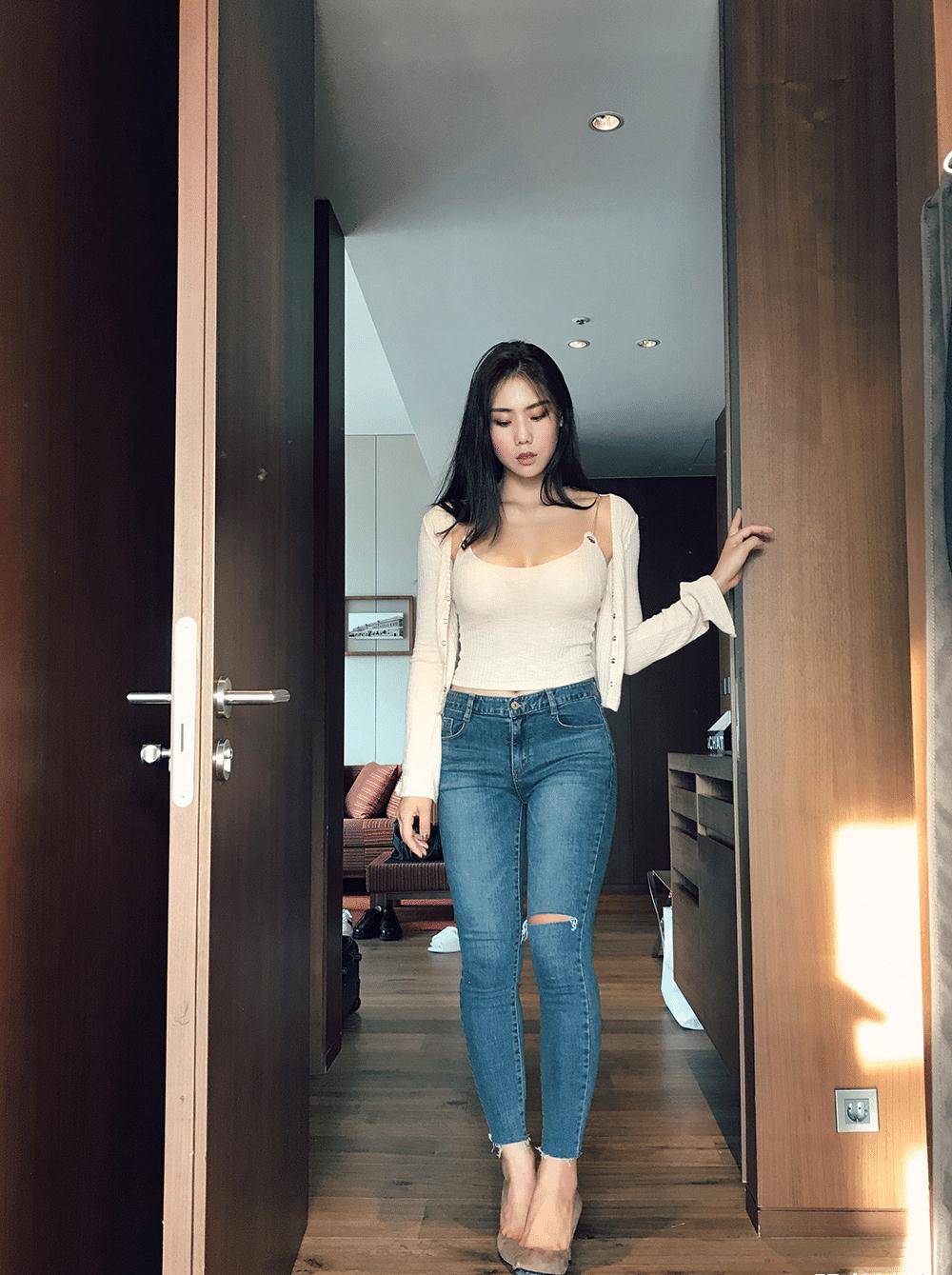 娇小的女孩子穿上这样一身打扮,或许只是休闲风格罢了,但是微胖身材的