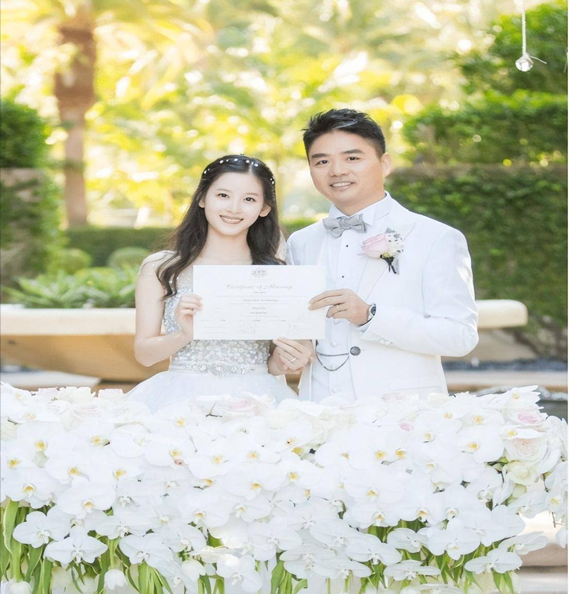 "高端玩家"章泽天:离婚分5块到1350亿,她的野心是难以想象的_年章泽