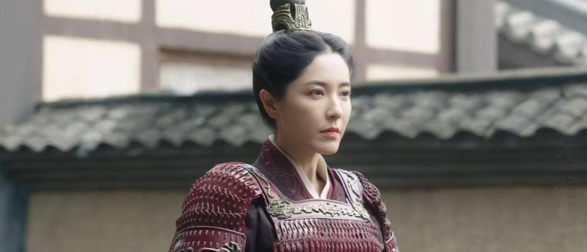 少商母亲的曾黎,出场时一身盔甲装扮,骑着高头大马,女将风范呼之欲出