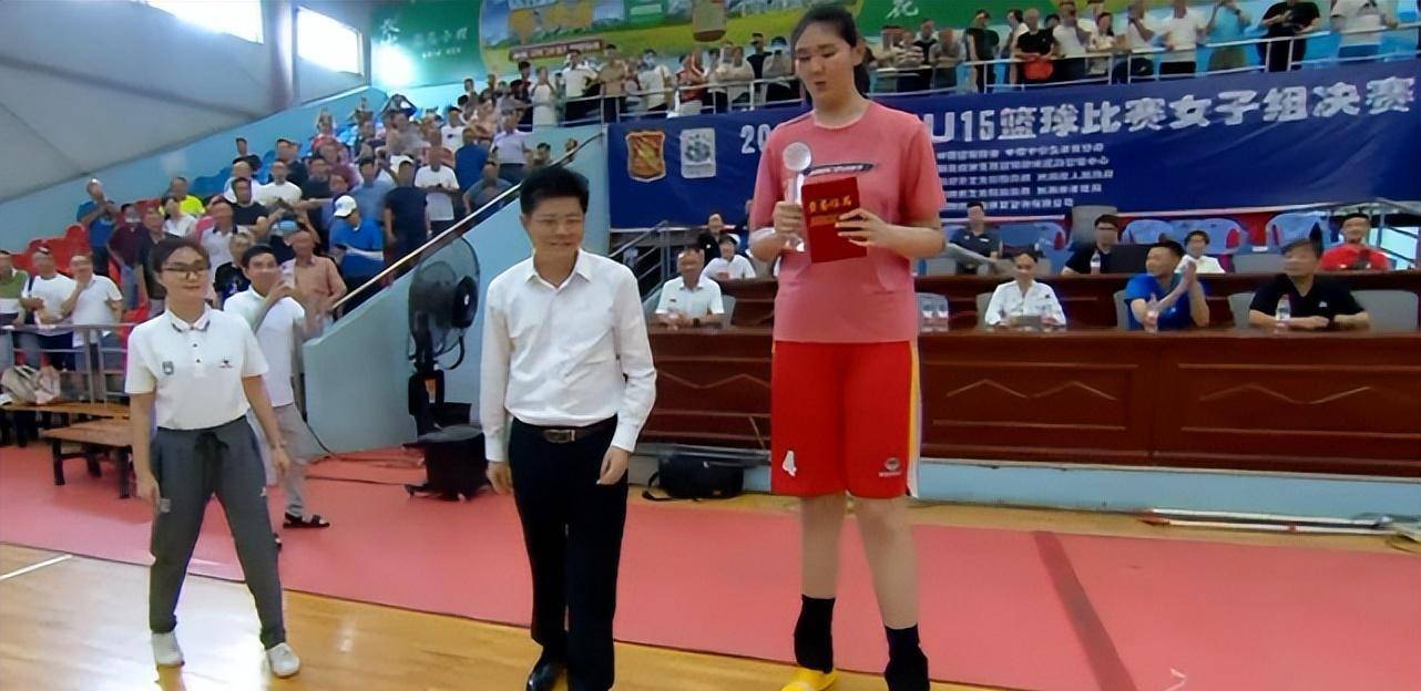 原創狂砍62分15歲女姚明打瘋了身高已達2米23率隊奪冠當選mvp