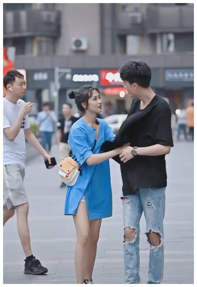 情侣穿同款t恤,她因一条"隐形裤",腿长不比高20cm男票短_t恤_穿着