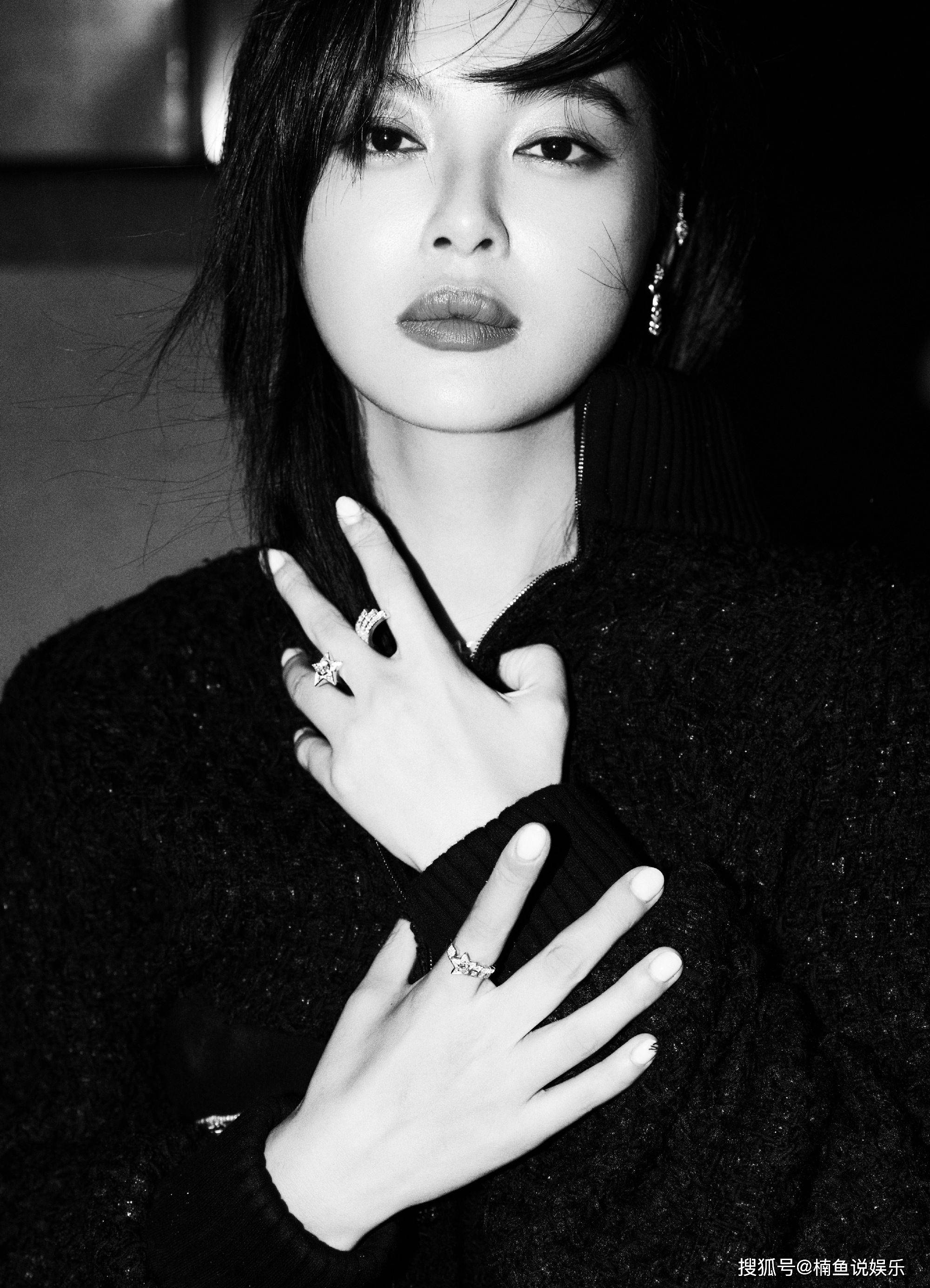 原创钟楚曦辛芷蕾同框比美黑白写真高级感满满氛围感女神难分高下