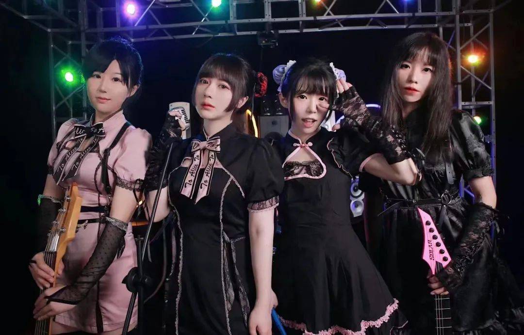 分别在广州中央车站和佛山格莱美