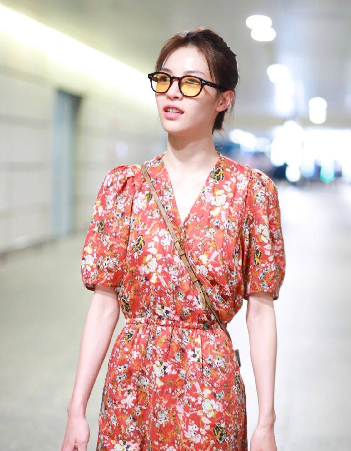 钟楚曦厉害了,穿大红色碎花裙一点儿不俗气,气质好就是不一般_穿着