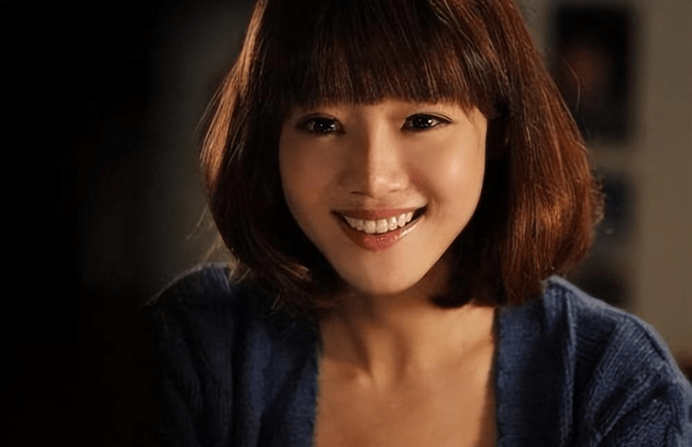 2008年,邓家佳出演古装喜剧片《十全九美》,正式进入演艺圈,之后主演