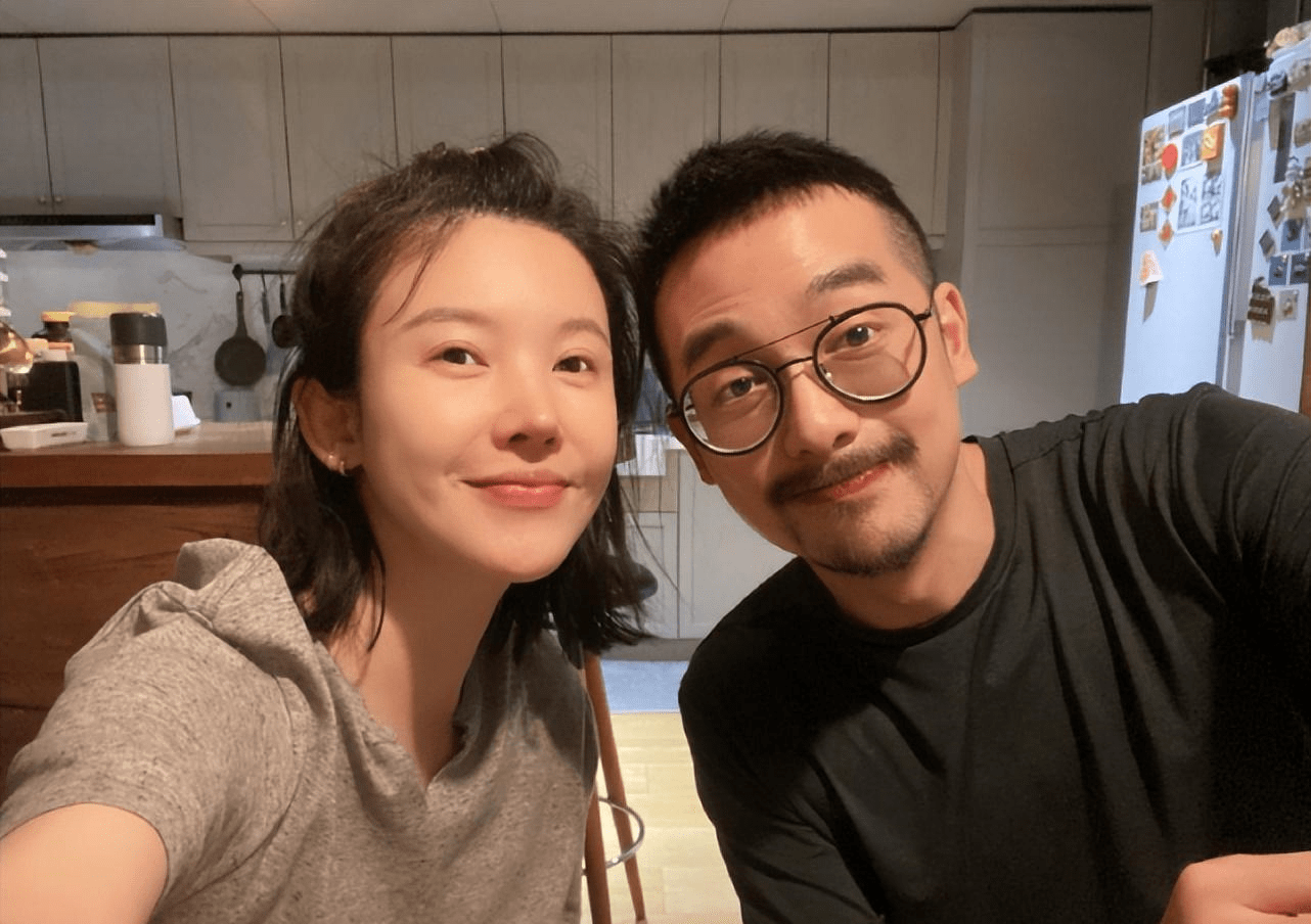 杨子姗吴中天官宣产女,陪女儿床上玩耍温馨有爱十足_杨姗姗_宝宝_丈夫