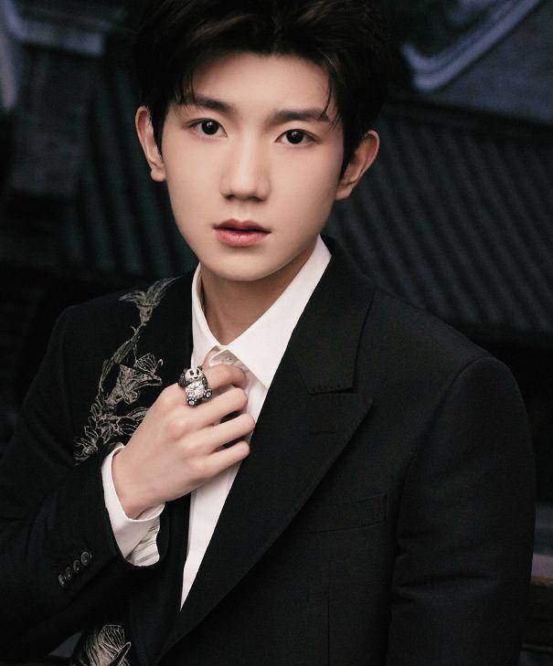 男星戴戒指,鹿晗,王俊凯贵气,看到王源:童真未泯_造型_效果_手指