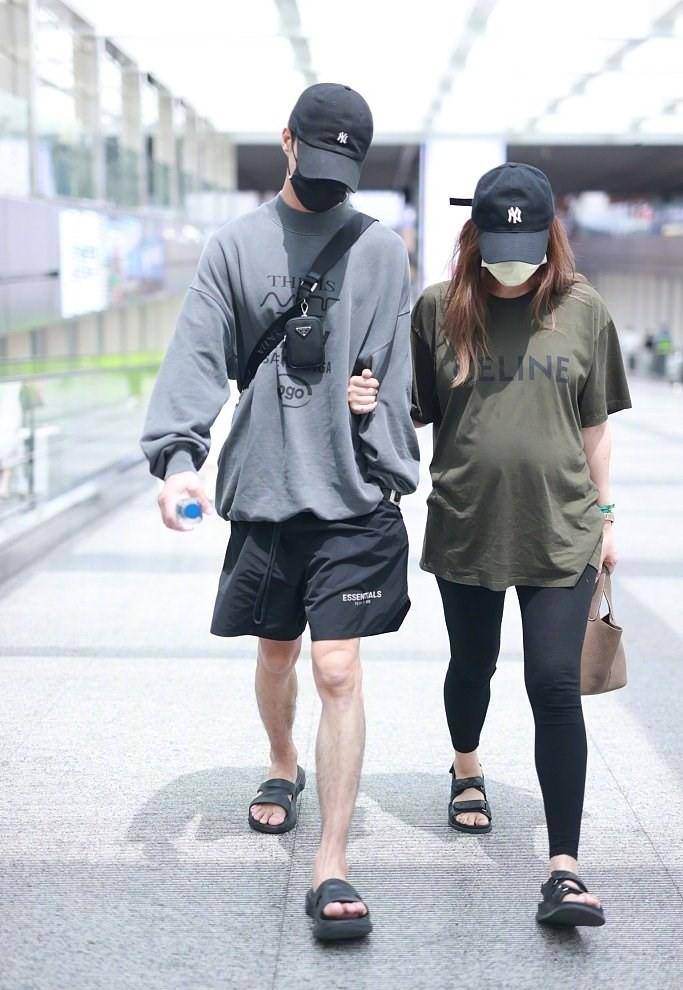 姜潮也挺"心机",老婆孕肚如箩他穿短裤秀腿,但仍没麦迪娜腿细_造型