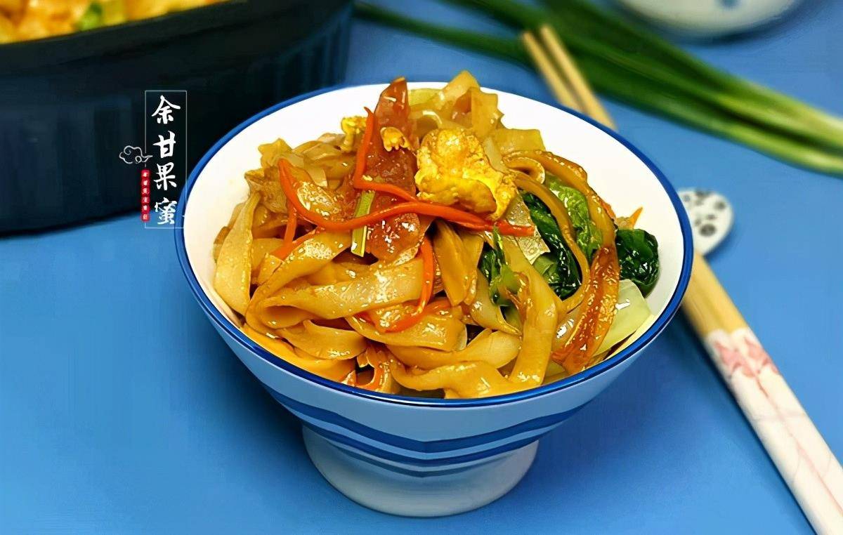 我家快手早餐,有菜有主食炒一炒出锅,丰富味美一碟管饱_腊肠_香葱_胡