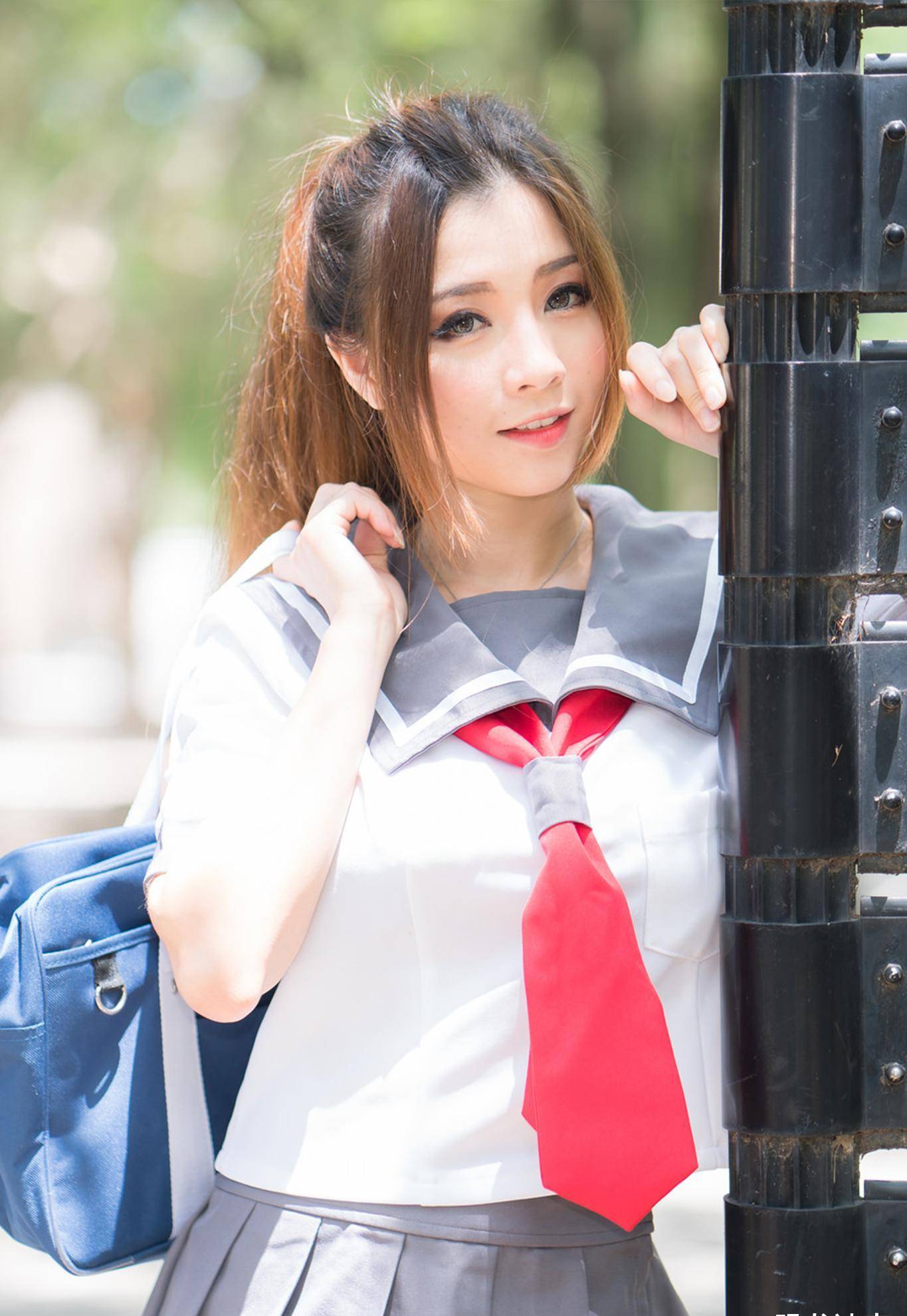 穿水手服的台女生在校园里面拍写真甜美有了但差了几分青春