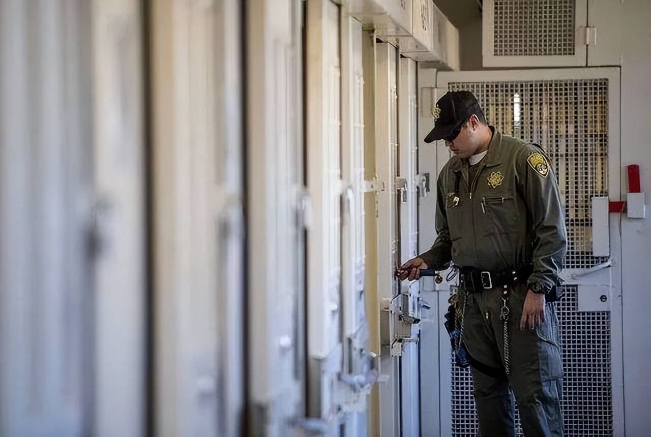 美国监狱再曝丑闻狱警卖掉牢房钥匙28名女囚遭侵犯