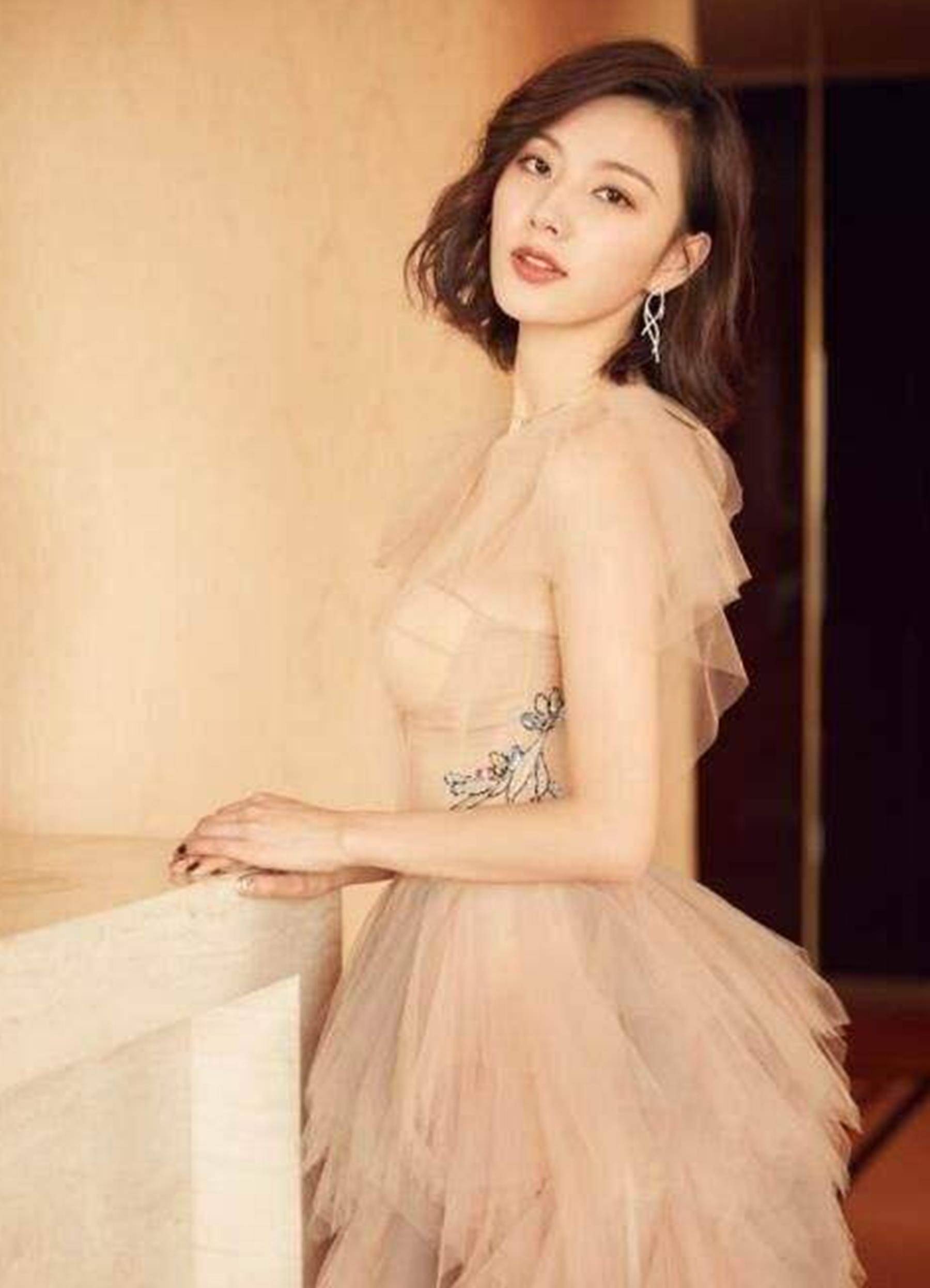 有种"时尚装"叫陈雅婷,女人看了会脸红,怪不得王思聪会选她_身材_柳岩