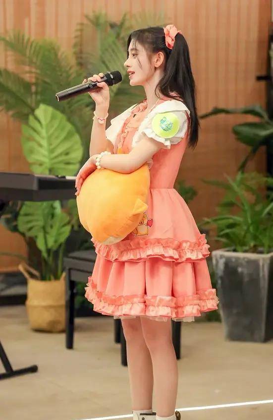 原创鞠婧祎太不真诚童年照自带滤镜看到一旁的妈妈网友纷纷道歉