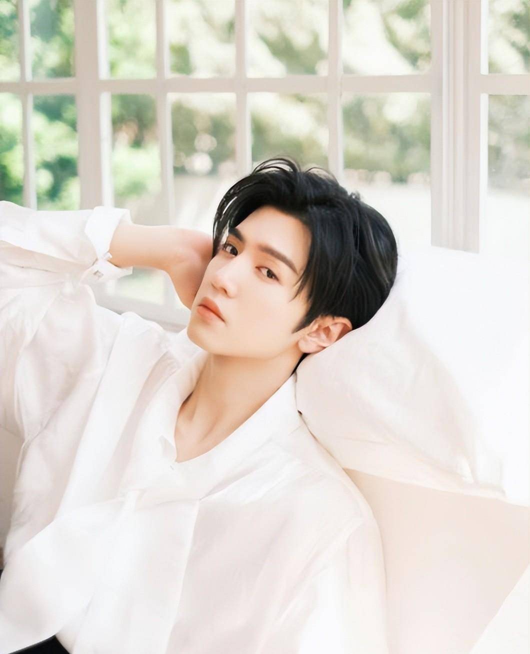 陈哲远七夕大片福利,侧颜神似年轻版"谢霆锋",一整个爱住了_明星_单身