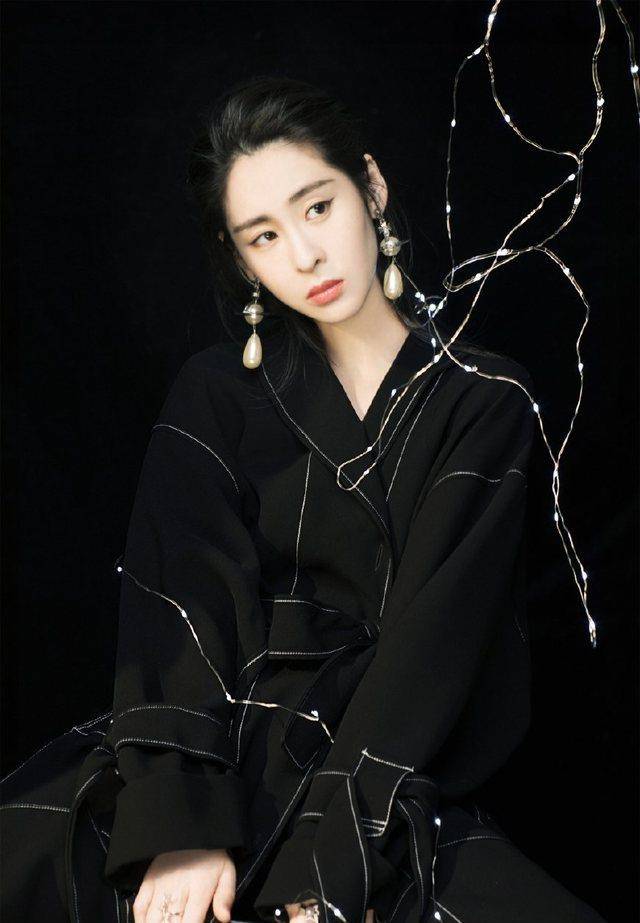张碧晨新写真曝光,网友:满脸都是奇怪!_人中_显得_英气
