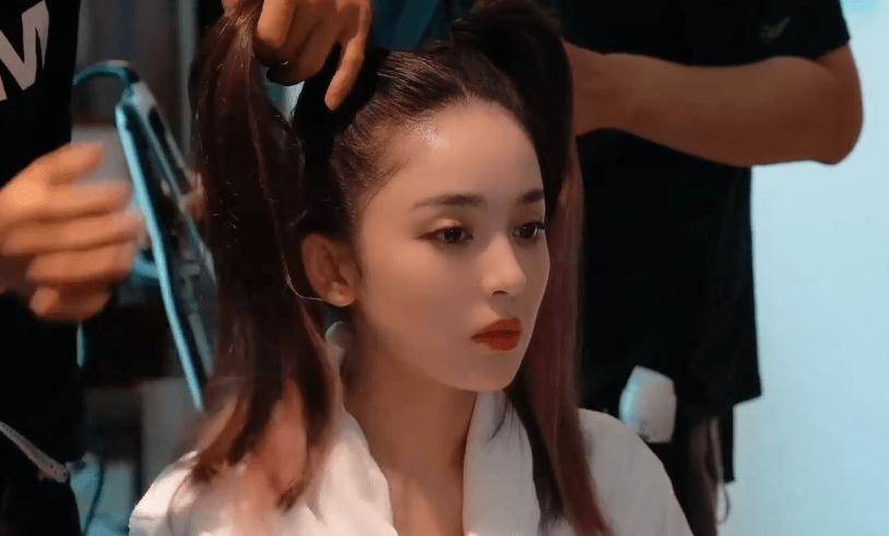 古力娜扎在化妆间化妆,皮肤白皙,甜美可爱_状态_脸部_视频