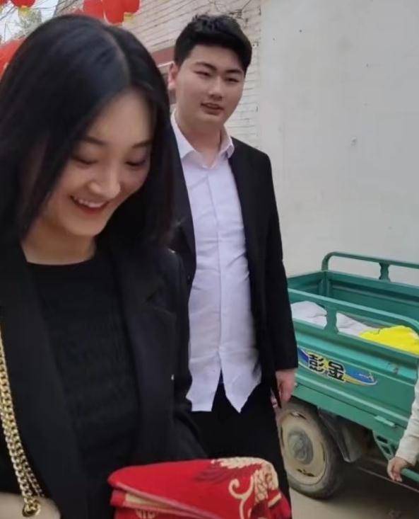 被"大衣哥"儿子老婆美到,素人撞脸赵丽颖,这么美还不出道?