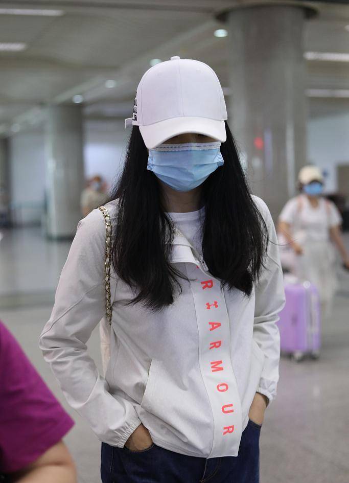 王艳终于穿得不像阔太,一袭休闲装走机场,赢了清新却输了贵气_气质