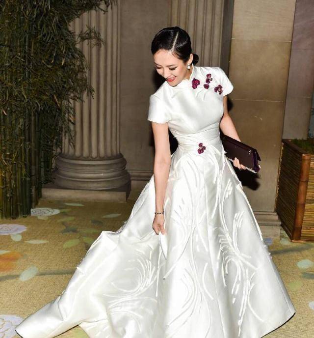 章子怡早年出席红毯,礼服精致的繁花图案,为其增添不少华美之感_显得