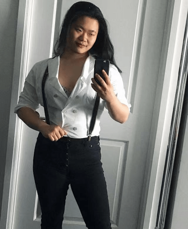 毕福剑女儿毕凌晒自拍照,长相打扮撞脸小岳岳,网友热议不断_照片_穿着