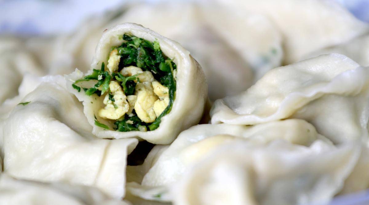 菜饺子食材:面粉800克、鲜荠菜500克、猪肉馅300克调料:精盐、料酒、味精