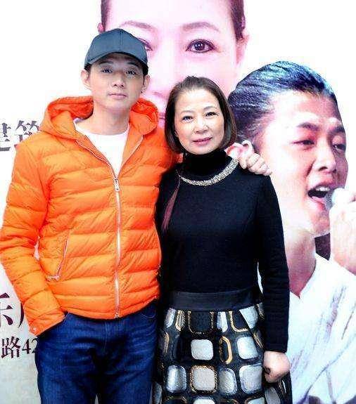 如今儿子走红,前夫却厚着脸皮来沾光_霍尊_仲小萍_火风