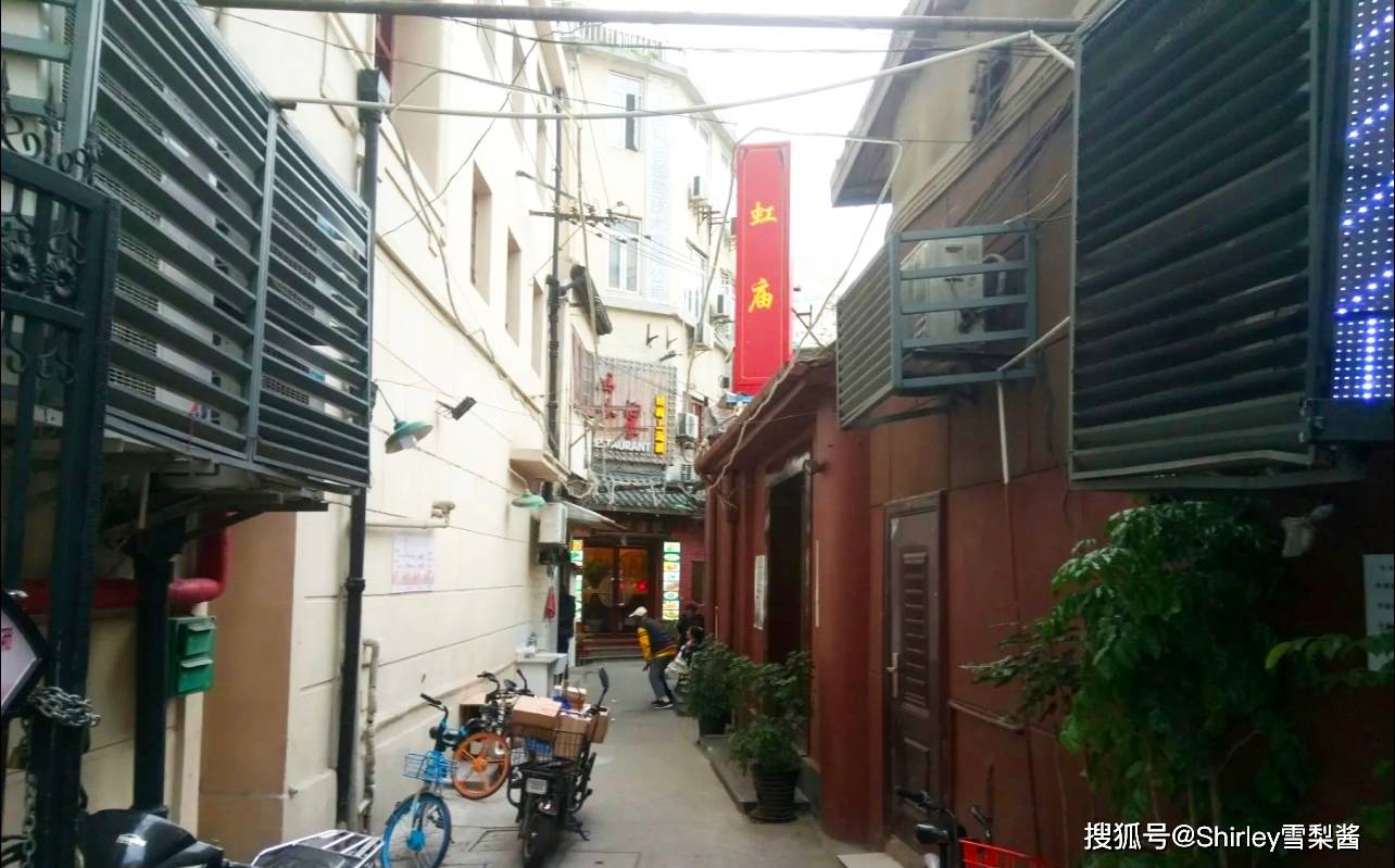 上海南京路步行街沿线唯一的寺庙，曾红极一时，一度成为青楼女子专用庙