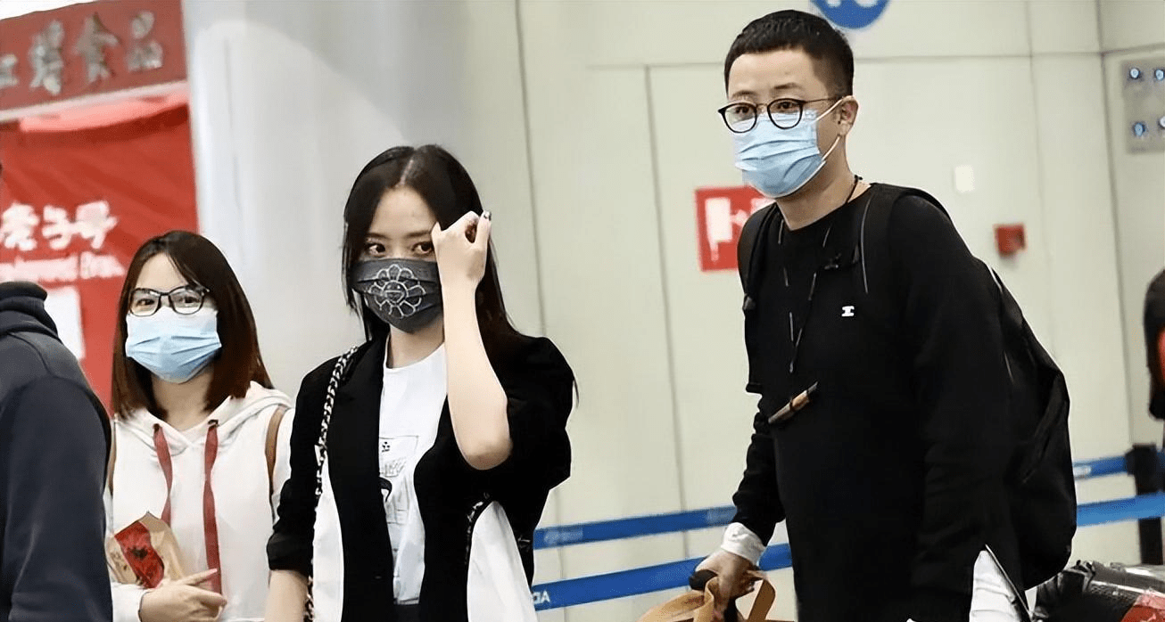 张靓颖陈秋莳逛超市被拍,两人双手紧握太甜蜜,男方曾是前夫伴郎_小张