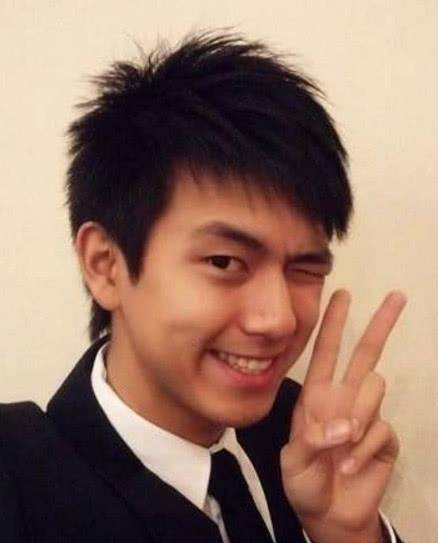 李现自曝上学时没人表白,当看到照片后,网友:眼瞎才表白_张是李_穿着