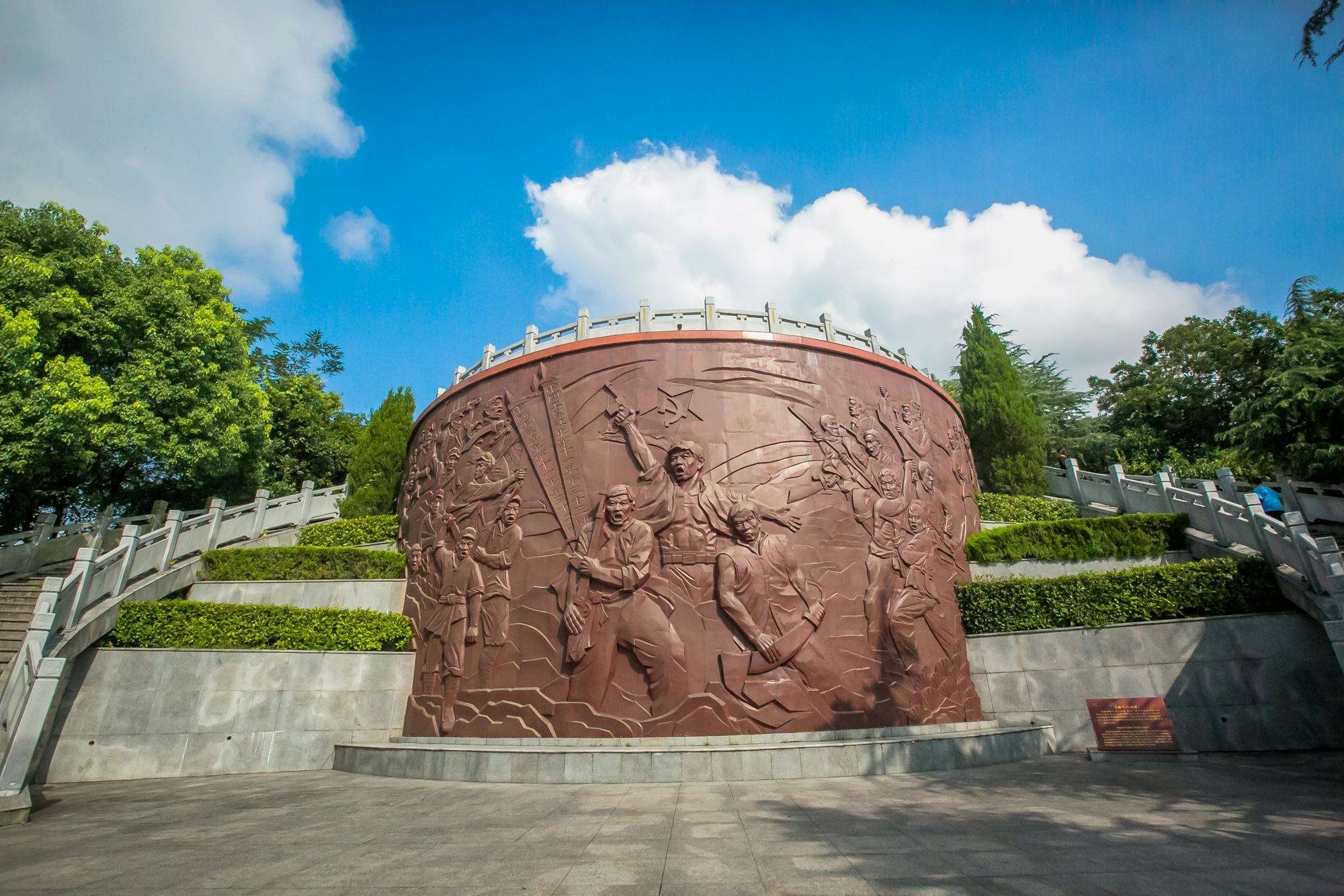 红军广场占地25万平方米,有金寨县烈士纪念馆,金寨县革命博物馆,烈士
