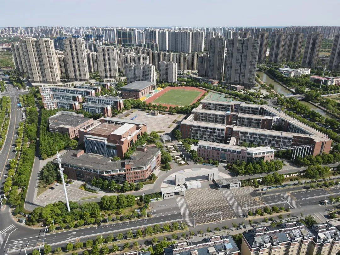 继天玺湾,新城睿园和泓著大观三个在售楼盘之后,璀璨天成预计将会成为