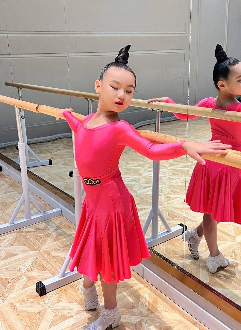 我叫张思雅,我有一张胶原蛋白丰富的小脸,有着一双