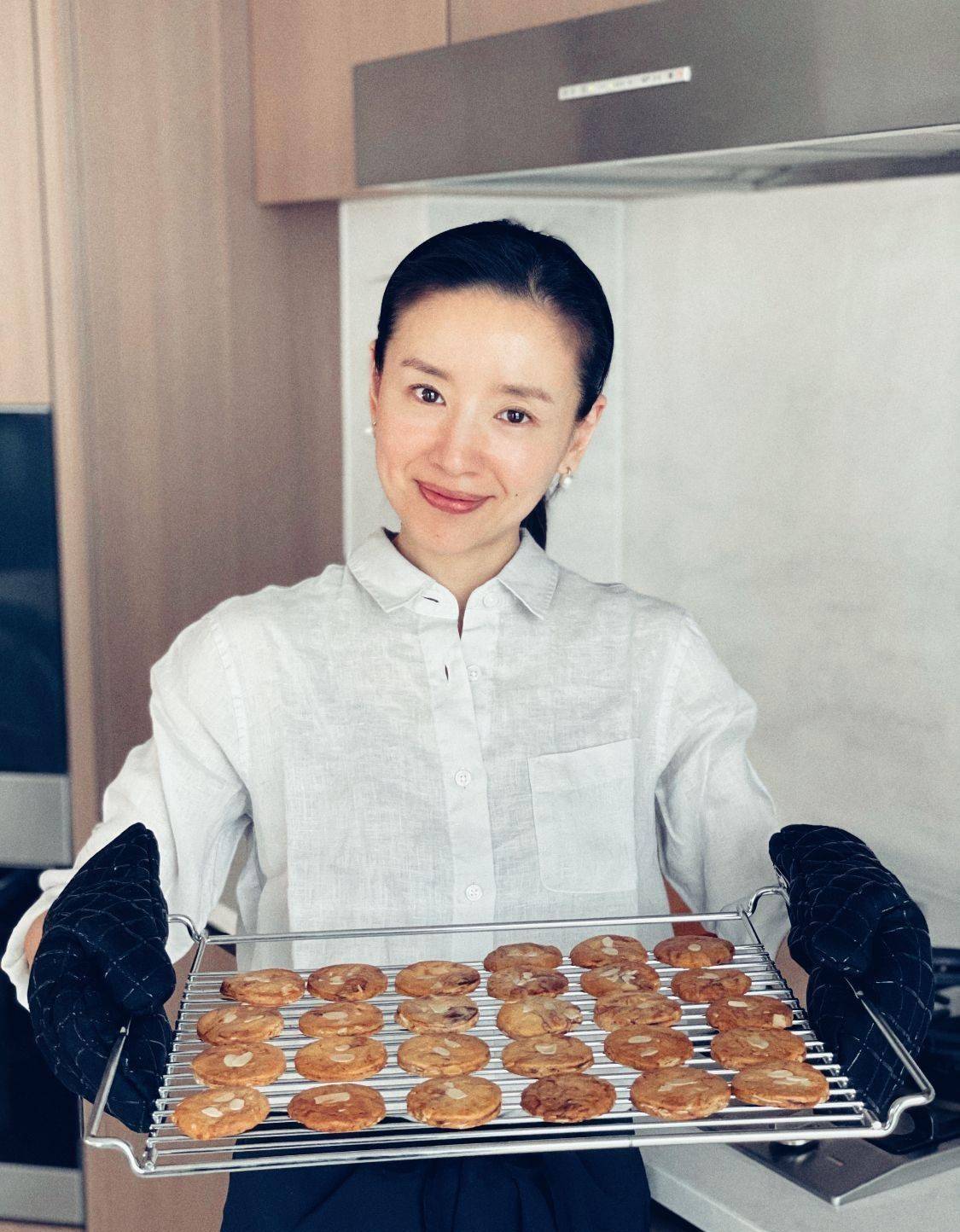 董洁确实老得快,在机场拍到的素颜照,脸松垮手上皮肤都是褶皱!