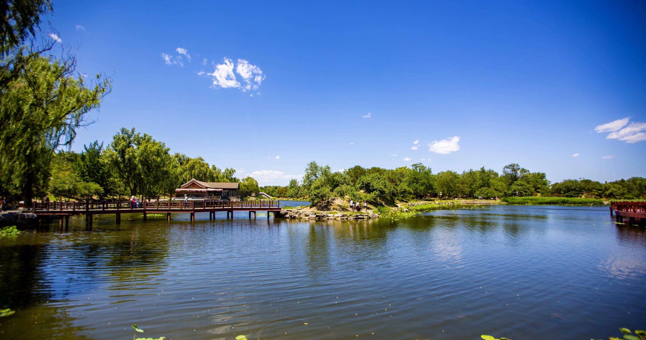 圆明园坐落在北京西北郊与颐和园相邻由圆明园长春园和绮春园组成