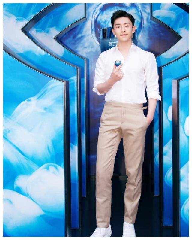 你的气质里缺少一双"小白鞋",这样搭让你一秒穿出潮流feel