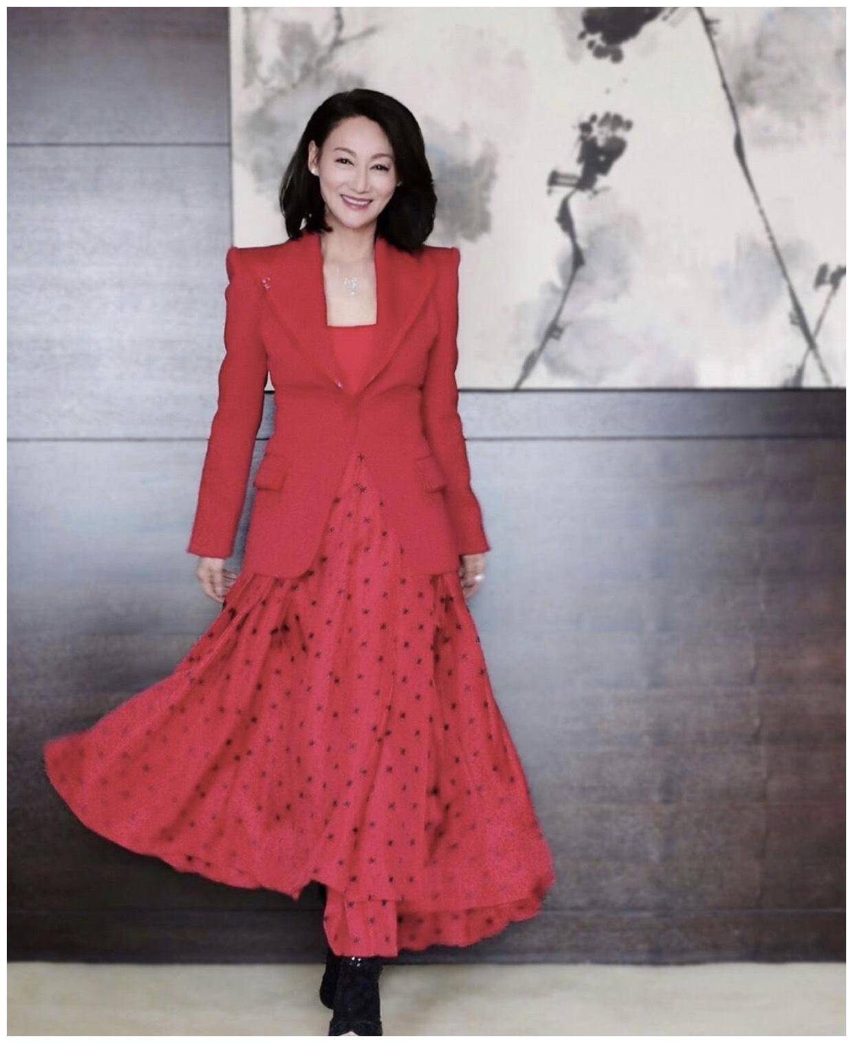 惠英红现身活动,波波头短发搭配大红色西服 半身裙,穿出高级感