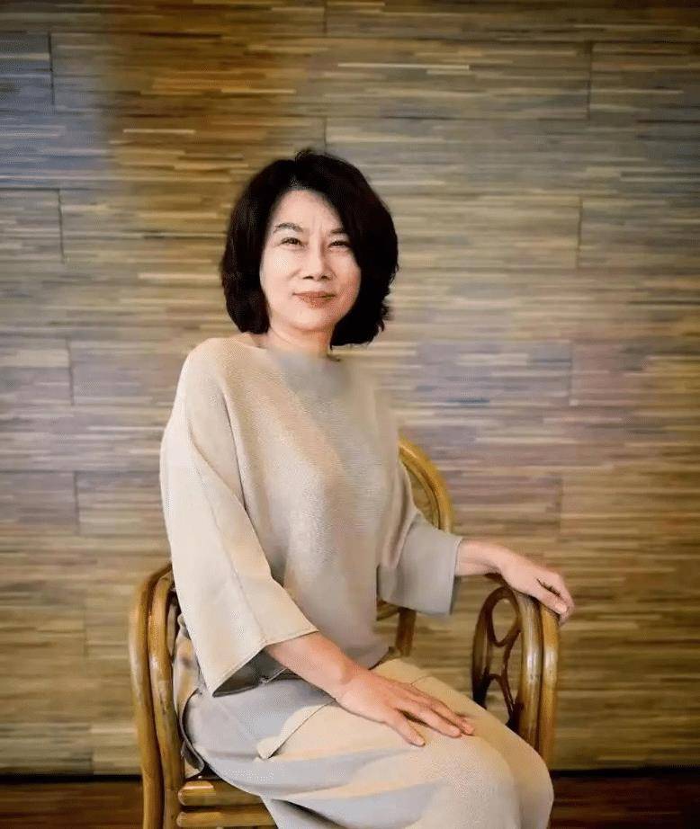 原创董明珠不愧是企业家穿刺绣连衣裙配高跟鞋亮相气场太强大