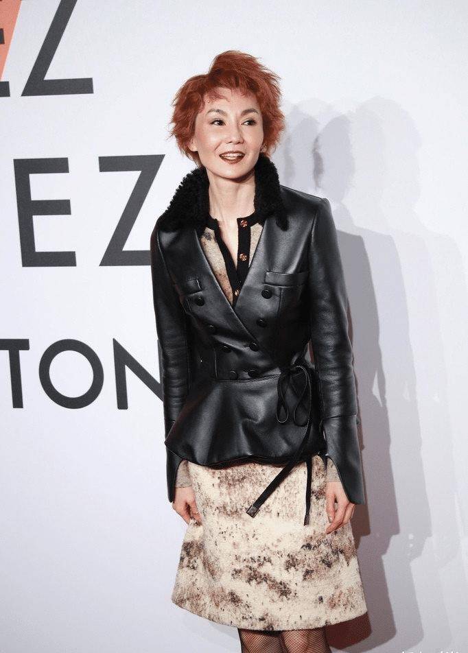 张曼玉不服老,黑皮衣搭印花裙又潮又酷,发型却不忍直视_苗条身材_样式