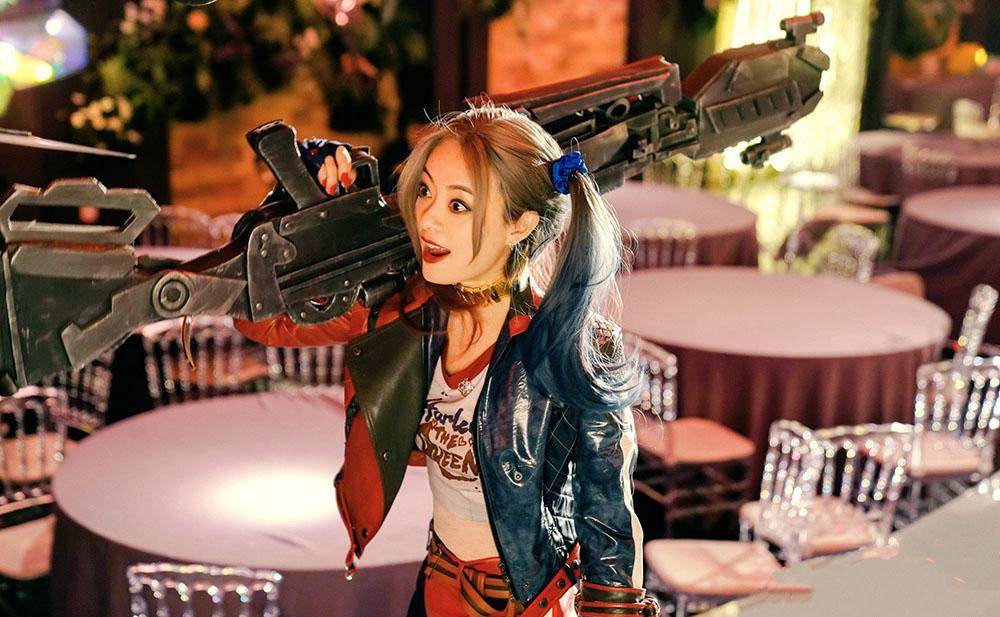 孙俪为新剧牺牲大,穿皮衣露脐装女团风爆棚,39岁扎马尾吹泡泡扮小丑女