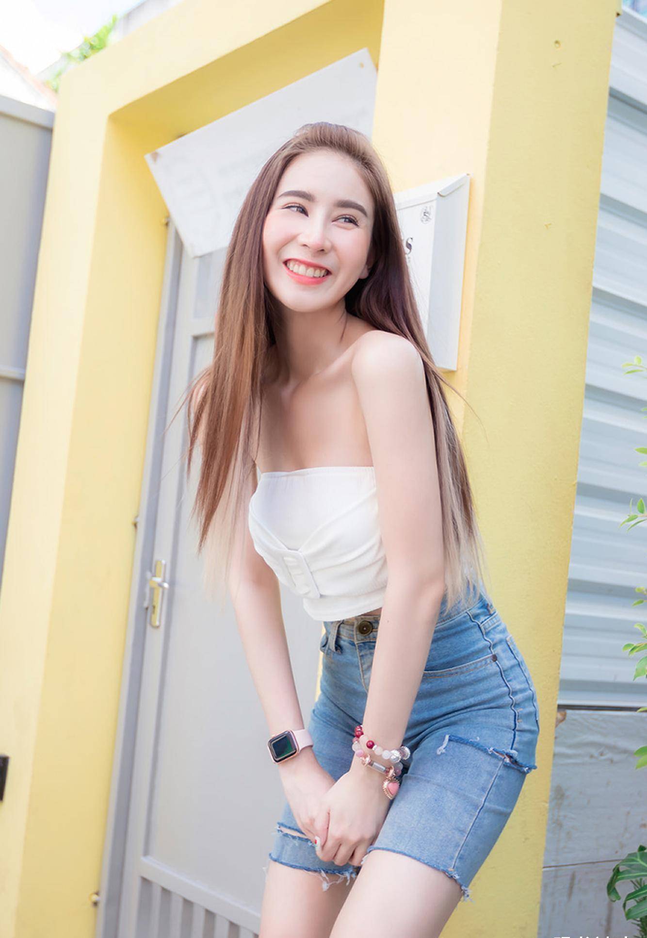 小眼睛的外国模特,靓丽的穿搭,把白皙皮肤和时尚身材衬托得很迷人