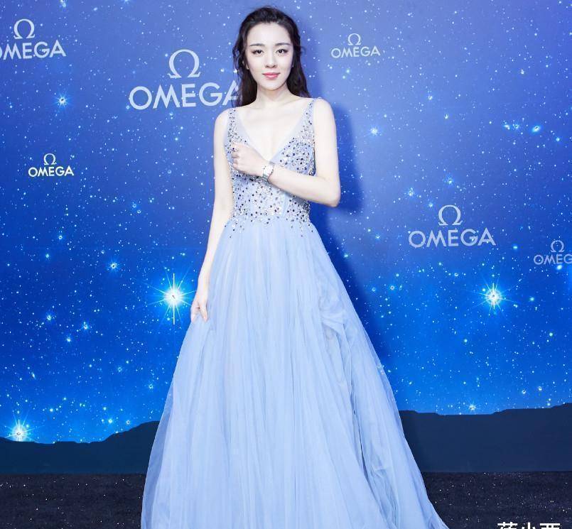 王晓晨真不愧是“零绯闻”女神穿一字肩连衣裙气质撩人太惊艳爱游戏ayx(图13)