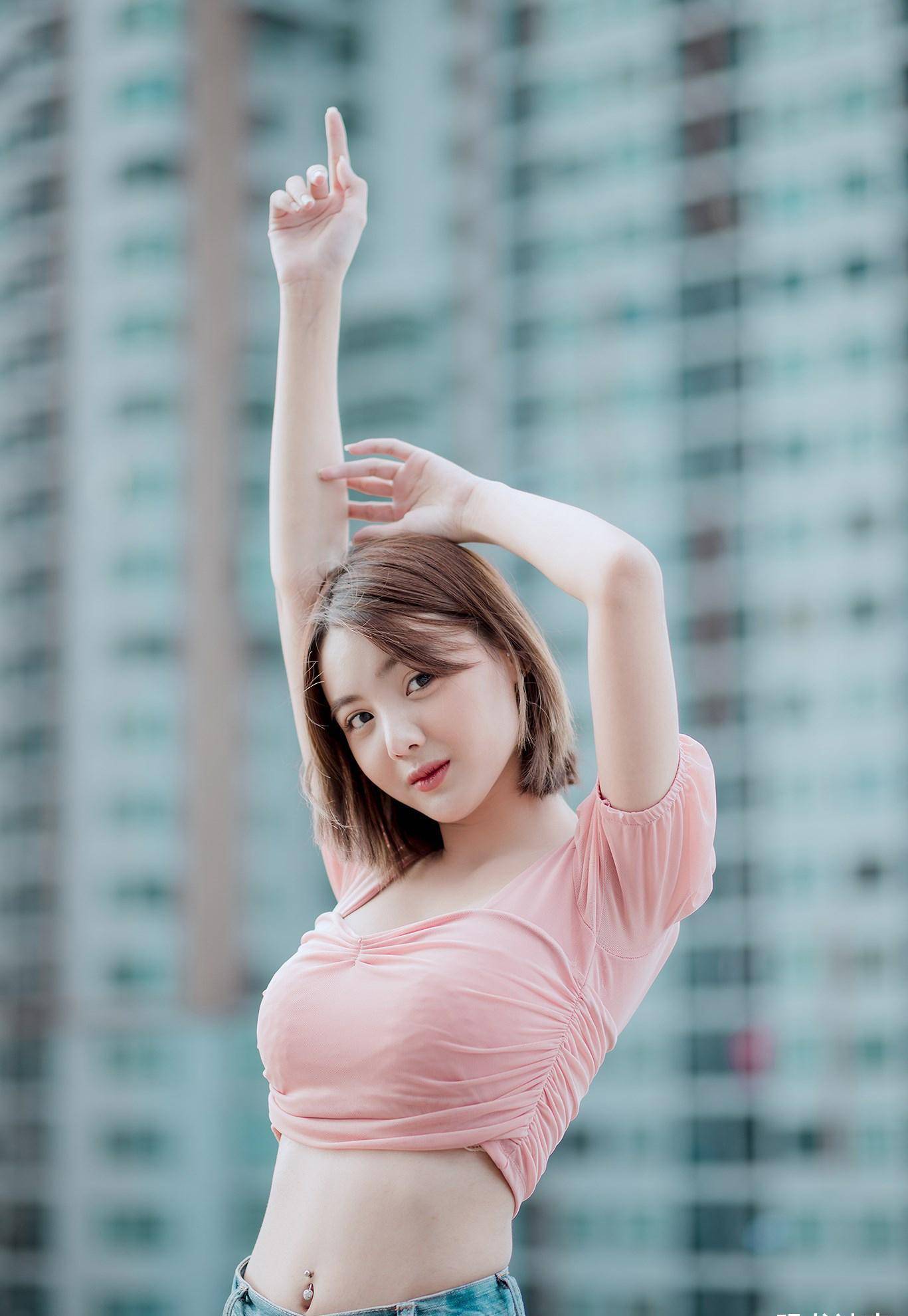 青春女生穿了一件很省布料的小背心,秀出自己纤细的小蛮腰_尺码_童装